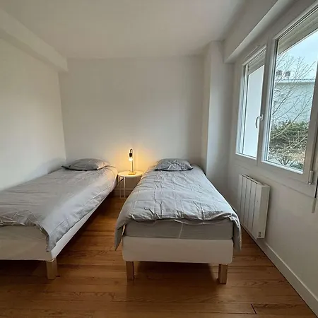 Refait A Neuf A 50m De La Avec Terrasse Et A Proximite Des Commerces De - Fr-1-494-175 Royan