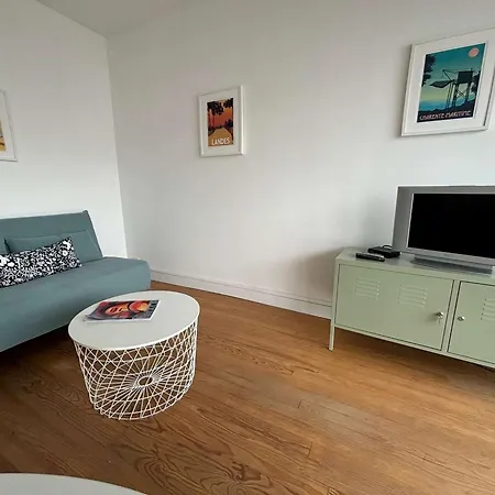 Refait A Neuf A 50m De La Avec Terrasse Et A Proximite Des Commerces De - Fr-1-494-175 Royan