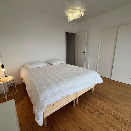 Refait A Neuf A 50m De La Avec Terrasse Et A Proximite Des Commerces De - Fr-1-494-175 Royan