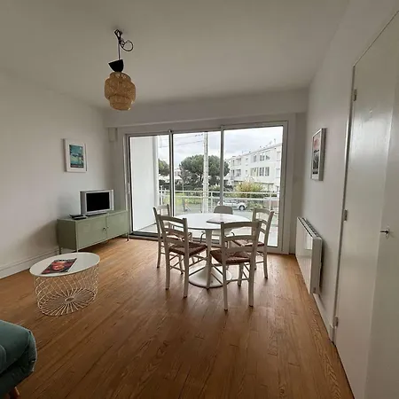 Apartment Refait A Neuf A 50m De La Avec Terrasse Et A Proximite Des Commerces De - Fr-1-494-175 *